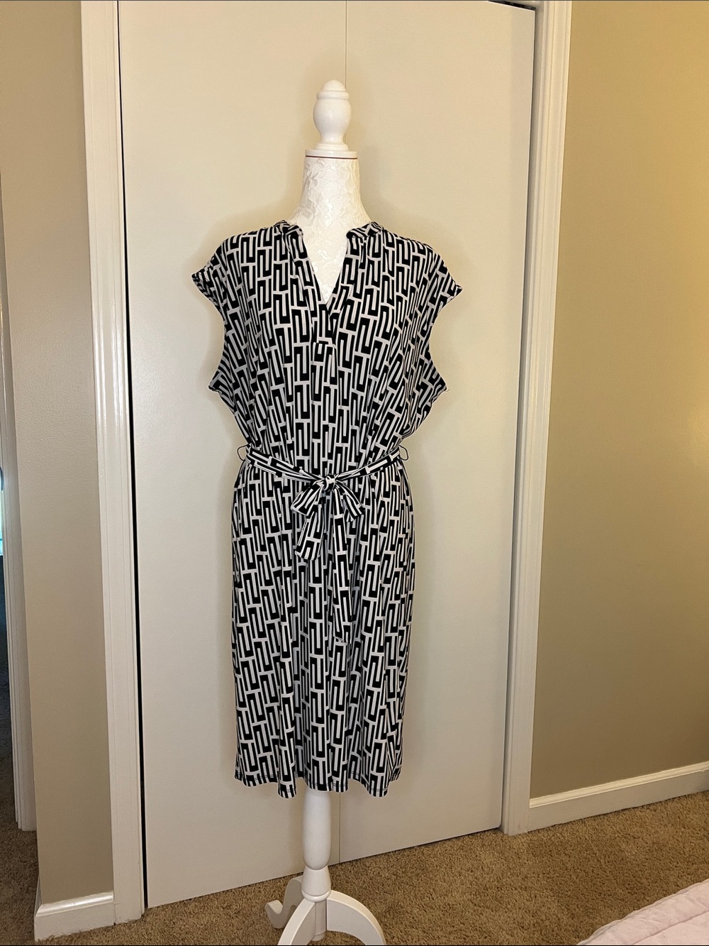 Jones New York Black and White Geometric Midi Dress